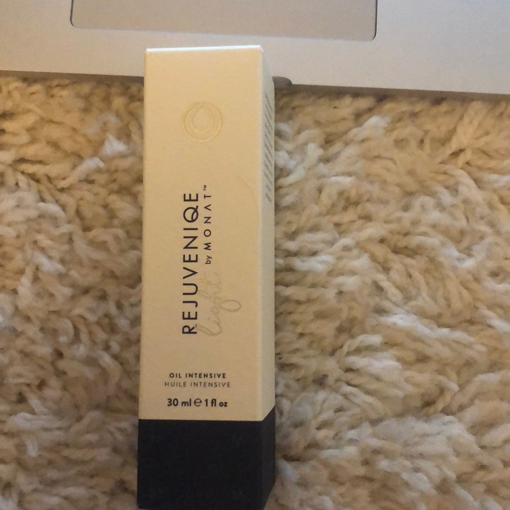monat rejuveniqe oil LIGHT